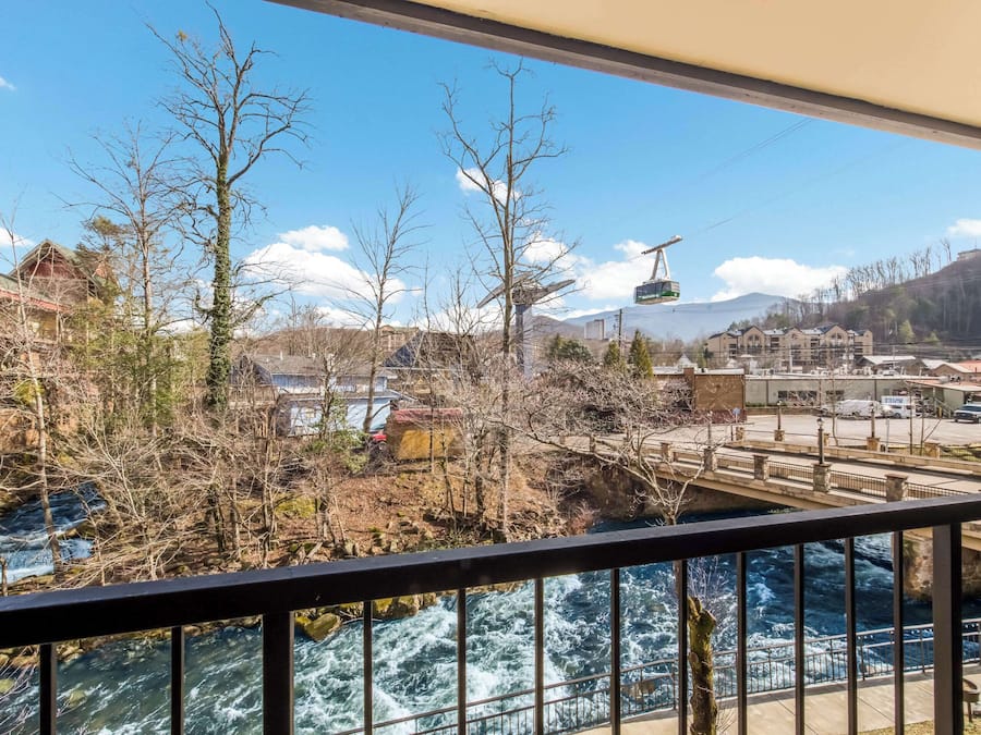 Sängtillbehör av högsta kvalitet och värdeförvaringsskåp på rummet