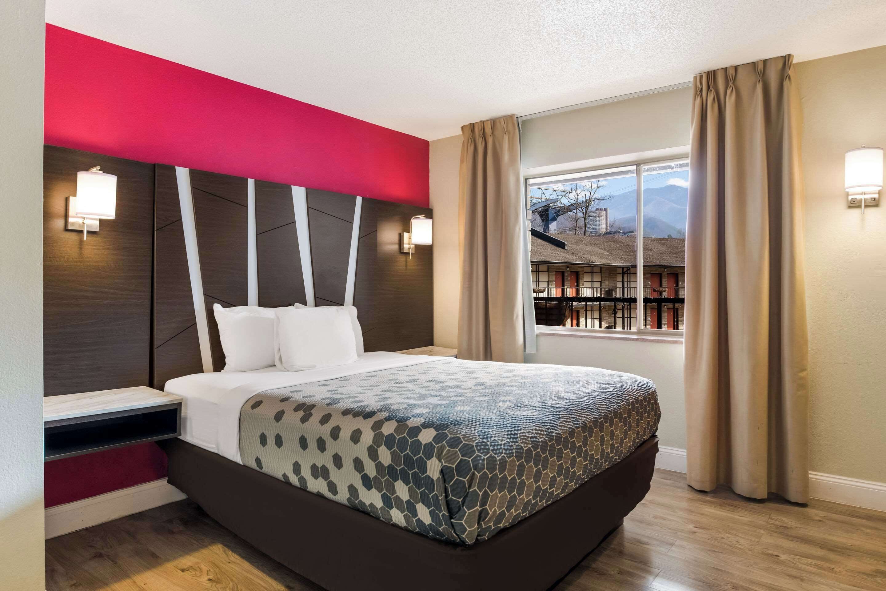 standard room, 1 queen bed, non smoking | premium bedding, in-room safe, desk, laptop workspace