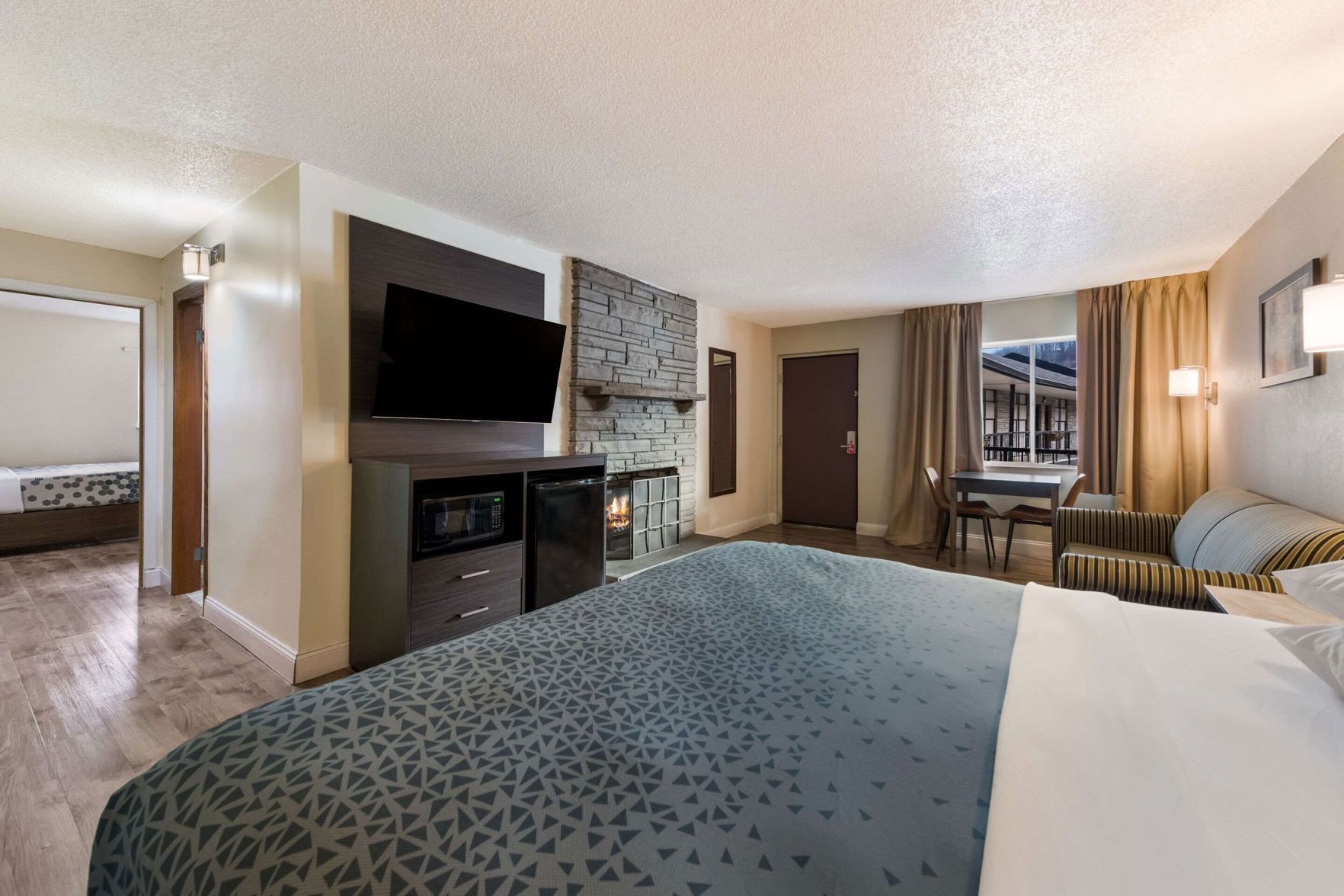 Premium bedding, in-room safe, desk, laptop workspace