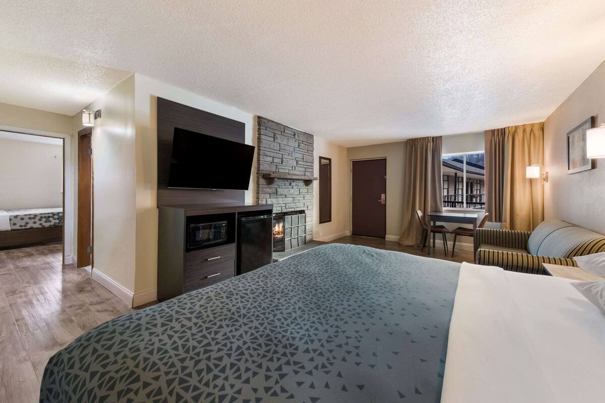 Premium bedding, in-room safe, desk, laptop workspace
