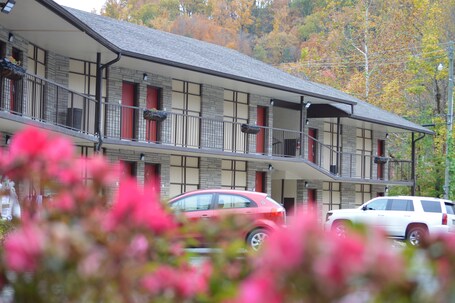 Econo Lodge Inn Suites On The River - Image 24