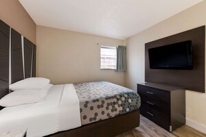 Econo Lodge Inn Suites On The River