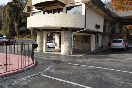 Econo Lodge Inn Suites On The River - Image 29