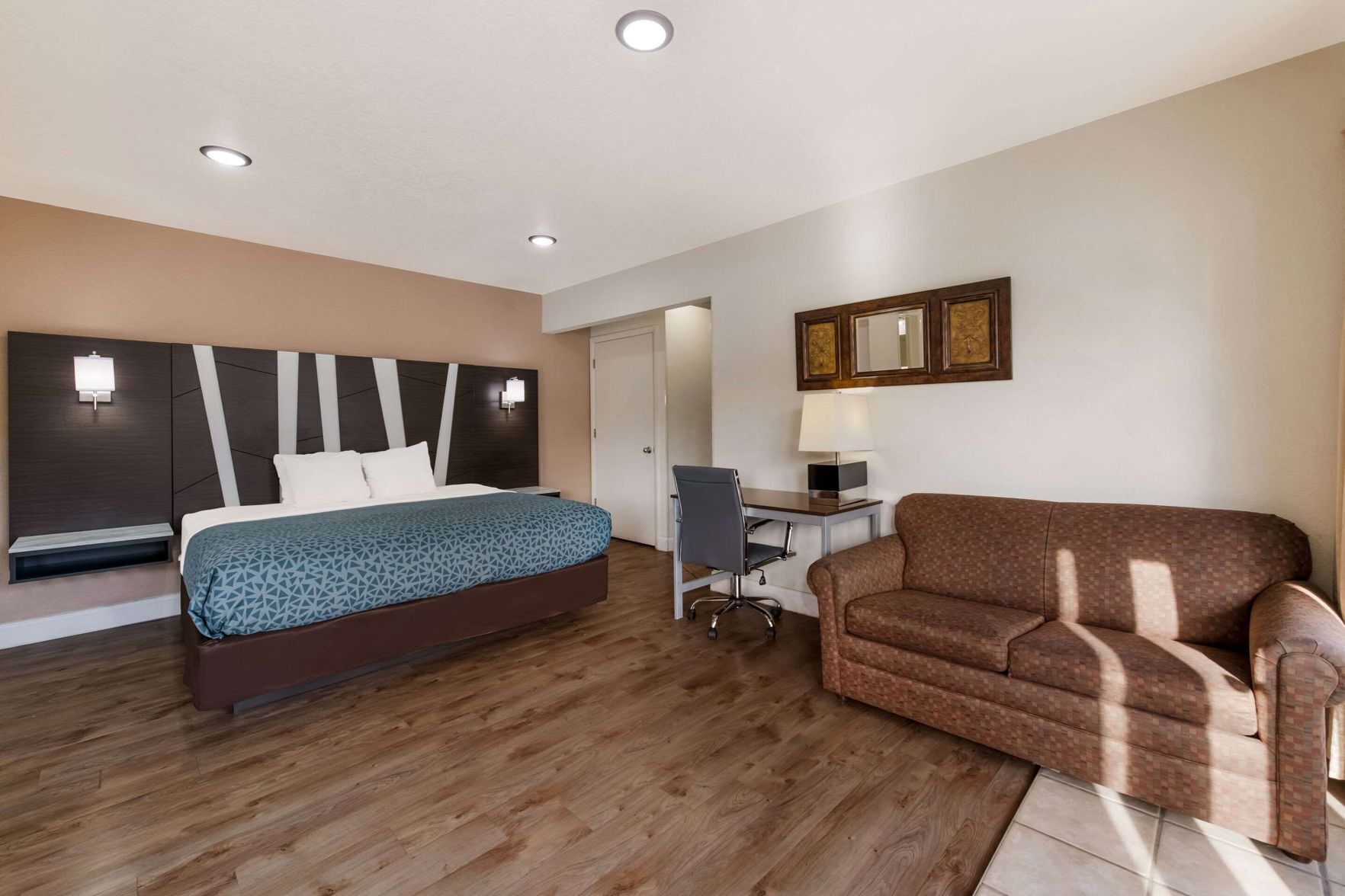 Premium bedding, in-room safe, desk, laptop workspace