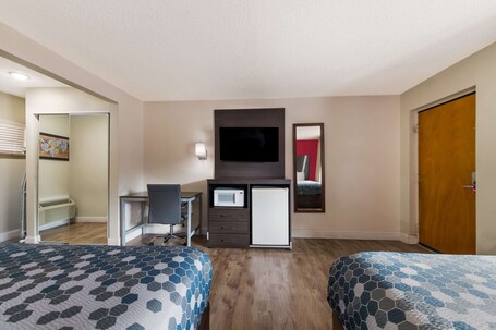 Econo Lodge Inn Suites On The River - Image 61