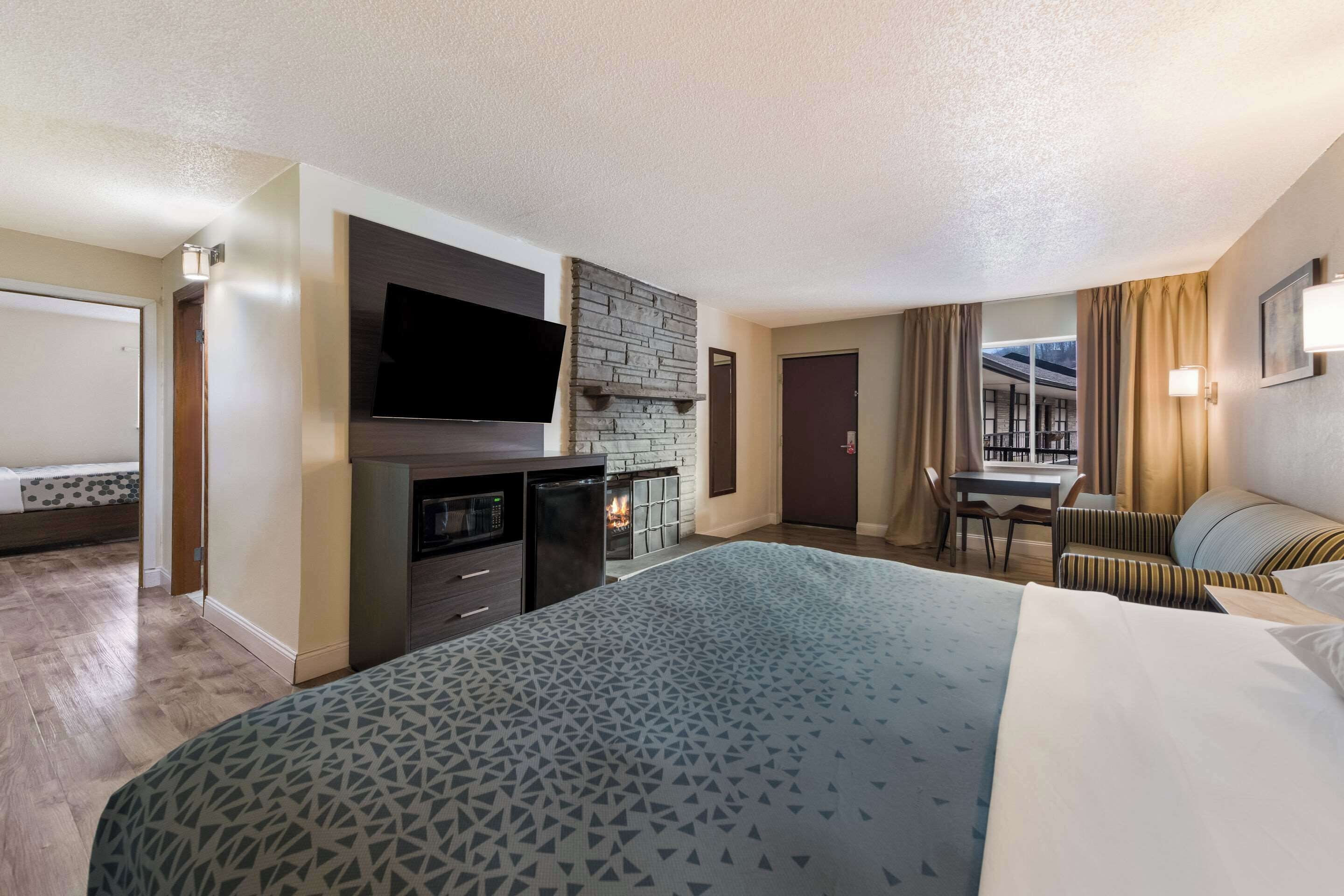 suite, multiple beds, non smoking | premium bedding, in-room safe, desk, laptop workspace