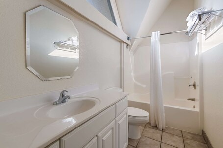 Econo Lodge Inn Suites On The River - Image 36