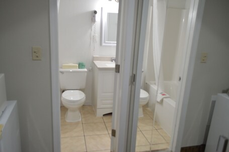 Econo Lodge Inn Suites On The River - Image 37