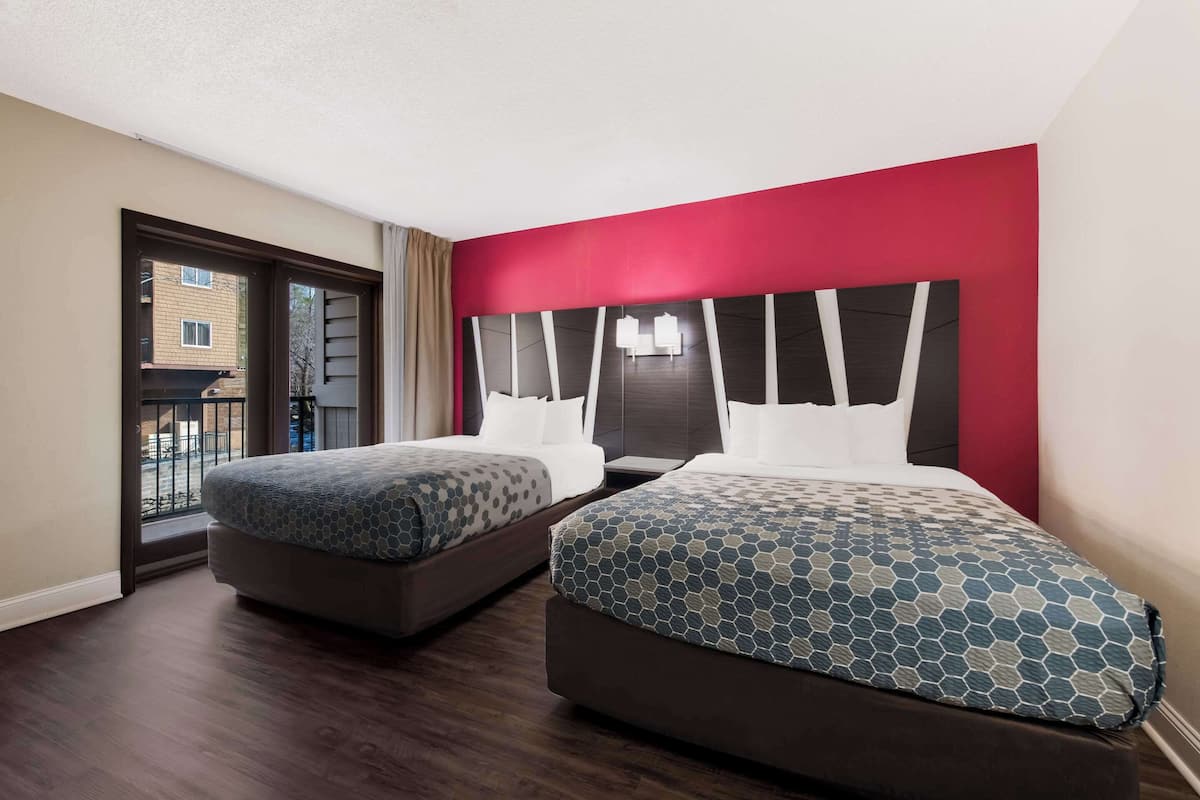 Premium bedding, in-room safe, desk, laptop workspace