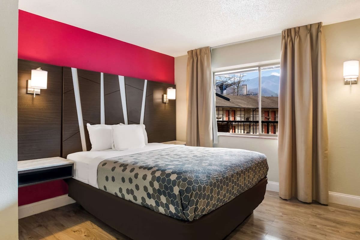 Premium bedding, in-room safe, desk, laptop workspace