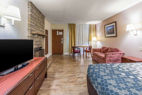 Econo Lodge Inn Suites On The River - Image 57