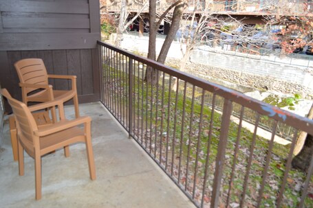 Econo Lodge Inn Suites On The River - Image 1