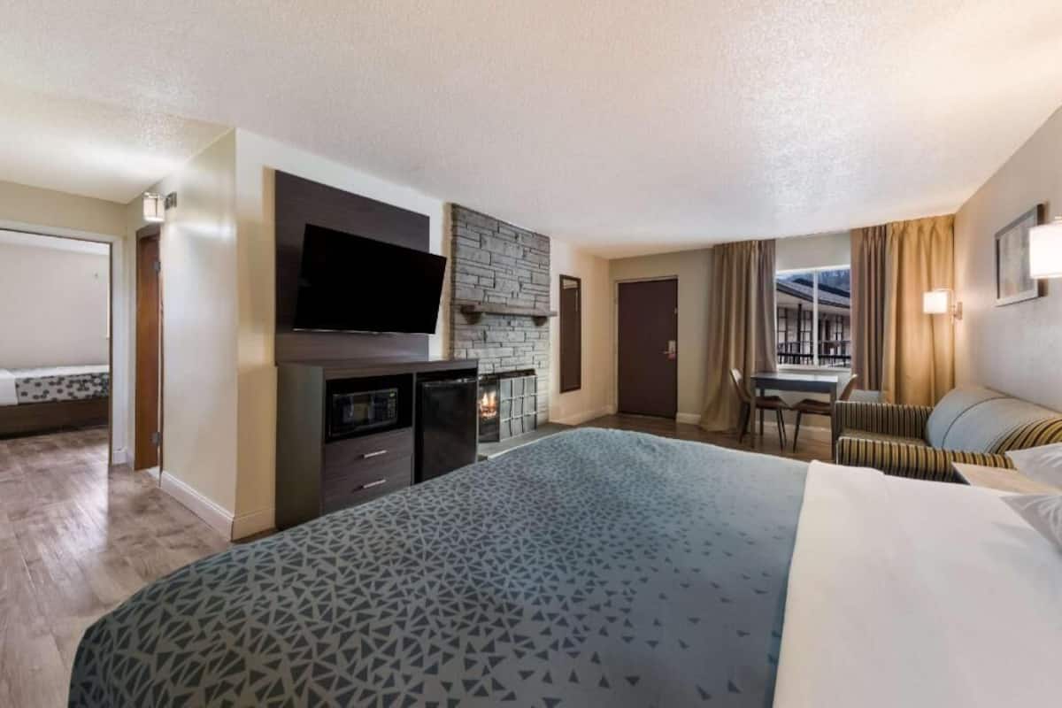 Premium bedding, in-room safe, desk, laptop workspace