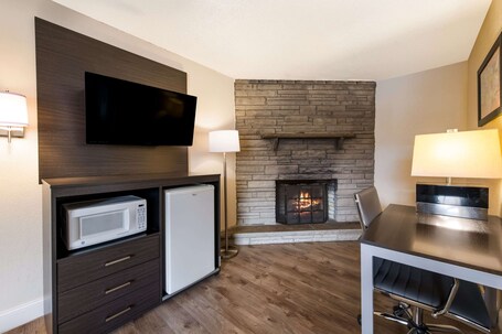 Econo Lodge Inn Suites On The River - Image 39