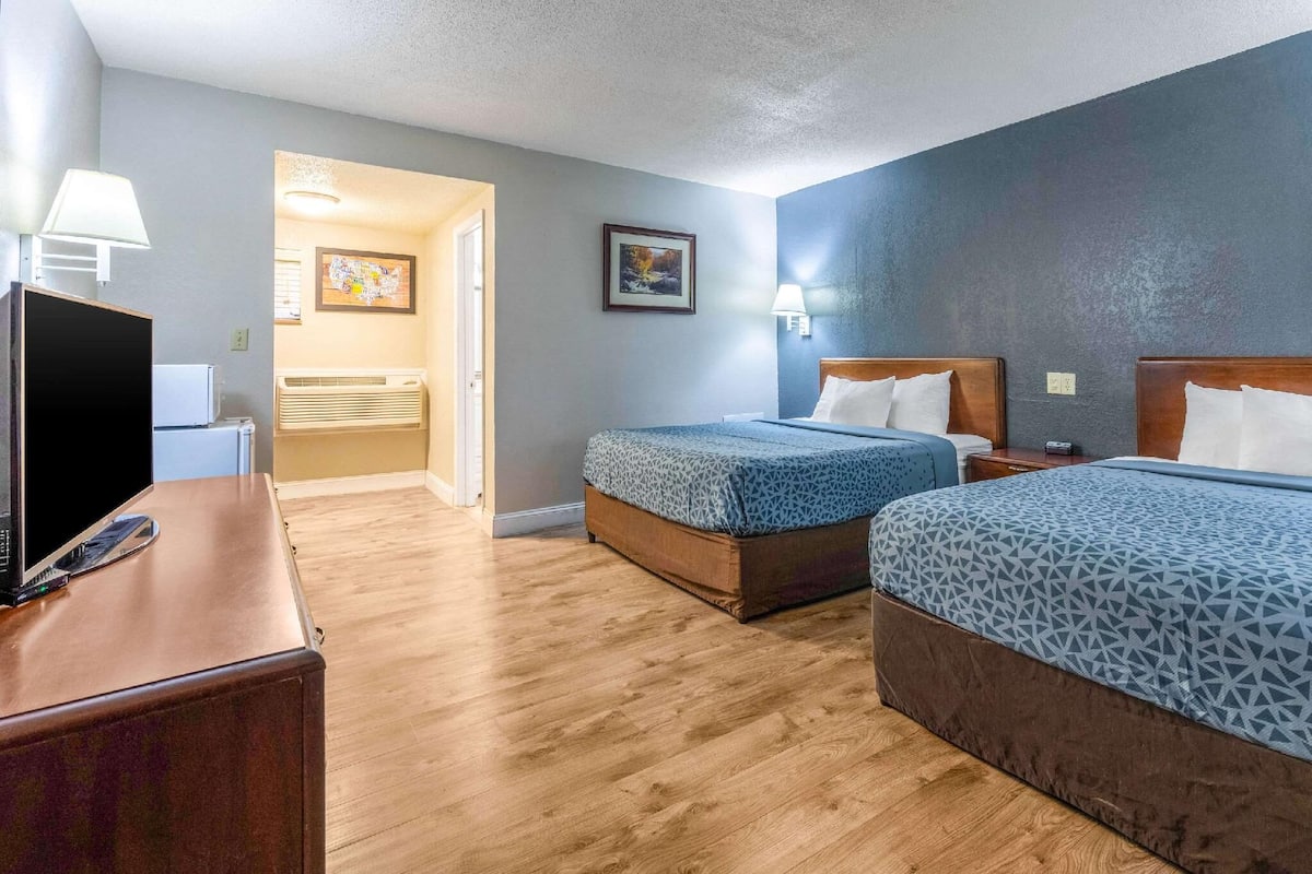 Premium bedding, in-room safe, desk, laptop workspace