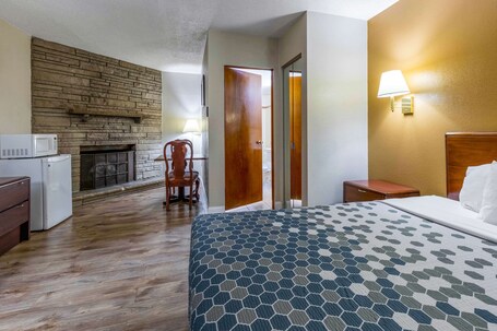 Econo Lodge Inn Suites On The River - Image 48