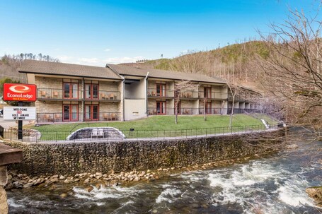 Econo Lodge Inn Suites On The River - Image 30