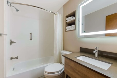 Econo Lodge Inn Suites On The River - Image 35