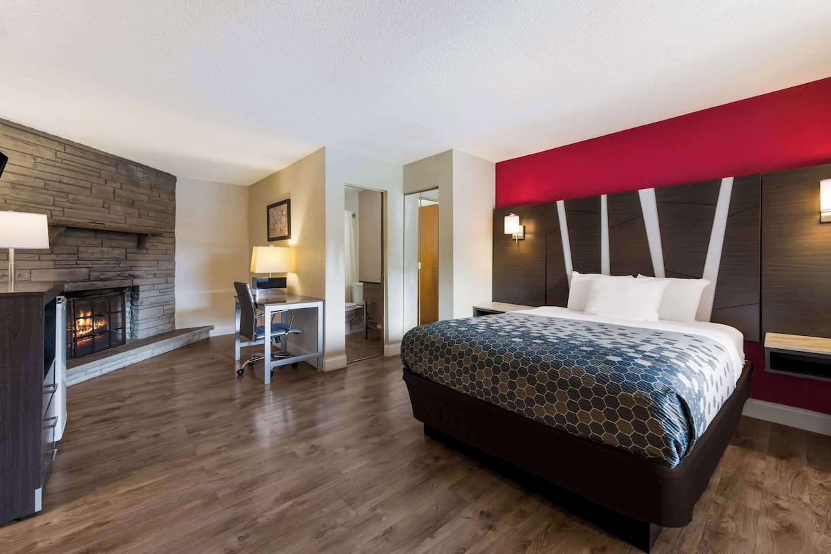 Standard Room, 1 Queen Bed, Non Smoking | Premium bedding, in-room safe, desk, laptop workspace