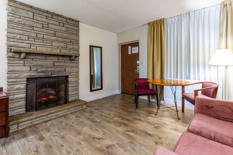 Econo Lodge Inn Suites On The River - Image 38