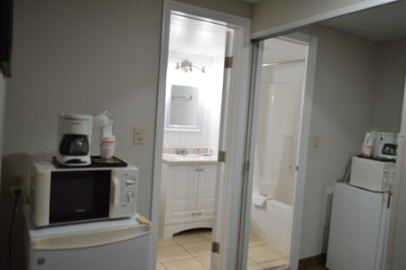 Econo Lodge Inn Suites On The River - Image 42