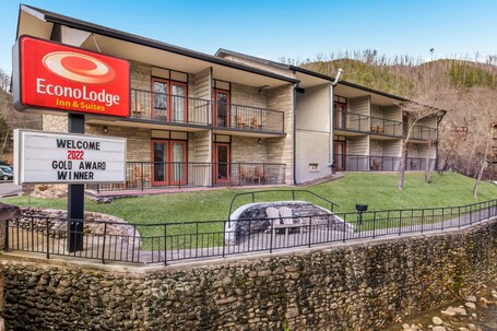 Econo Lodge Inn Suites On The River - Image 18