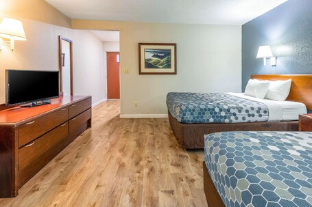 Econo Lodge Inn Suites On The River - Image 66