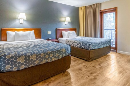 Econo Lodge Inn Suites On The River - Image 49