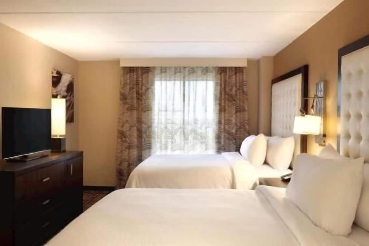 In-room safe, desk, WiFi, bed sheets