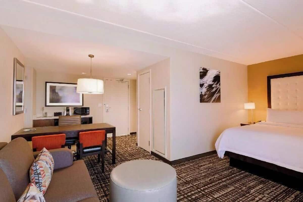 In-room safe, desk, WiFi, bed sheets