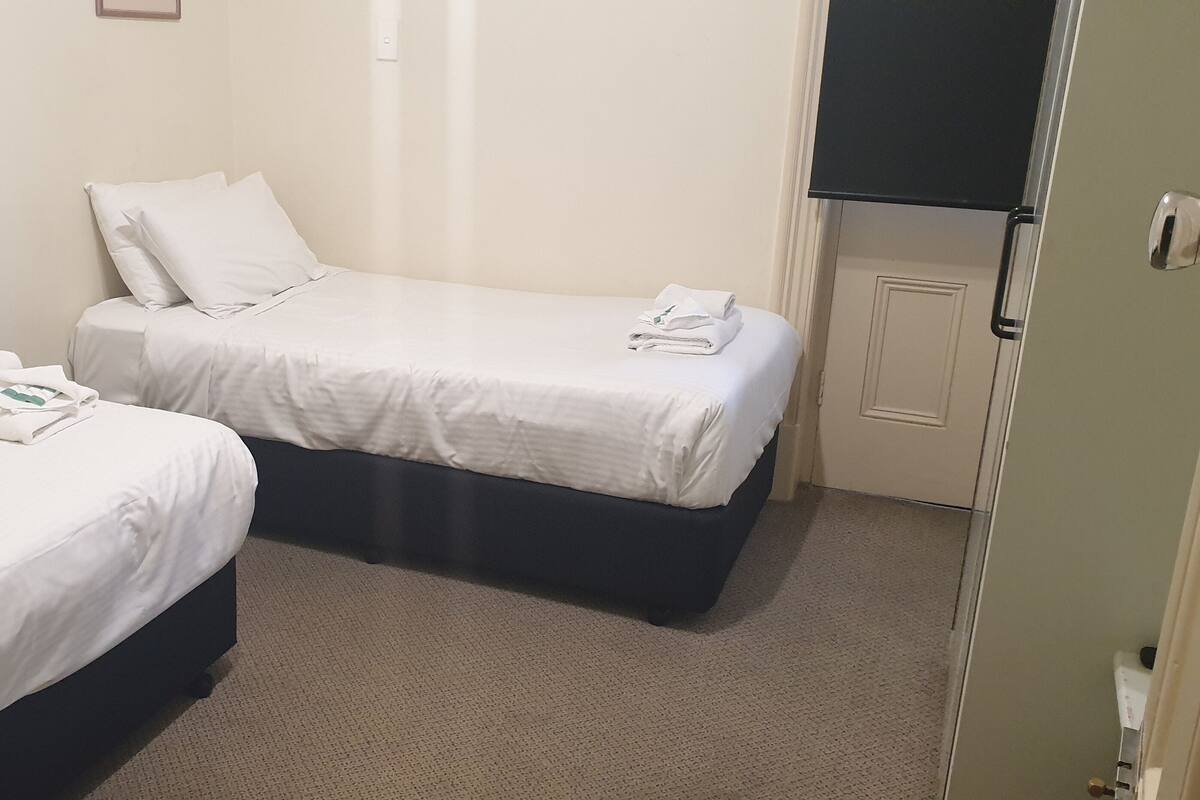 Chambre Familiale, salle de bains attenante | Articles gratuits dans le mini-bar, fer et planche Ă repasser