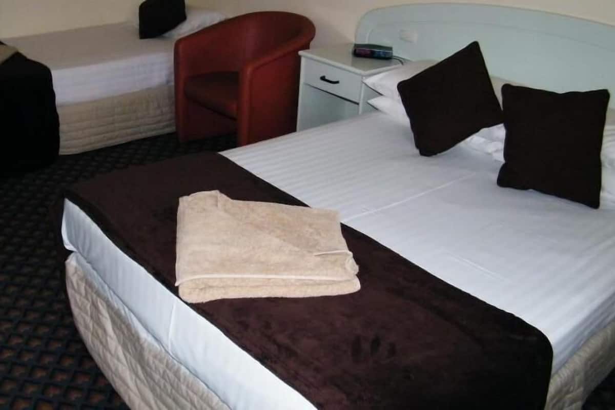 Artículos del minibar gratis, tabla de planchar con plancha y cunas