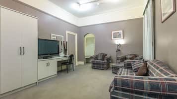 Executive Room, Ensuite | Living area | TV