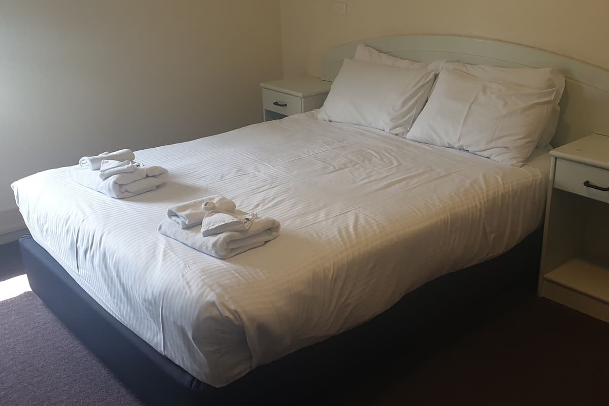 Double Room, Ensuite | Free minibar, iron/ironing board, cribs/infant beds, free WiFi