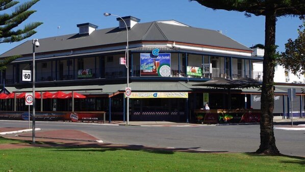 A two-story building with a sign for 'Grand Central Hotel' and a '40' speed limit sign. - Grand Tasman Hotel (Port Lincoln)
