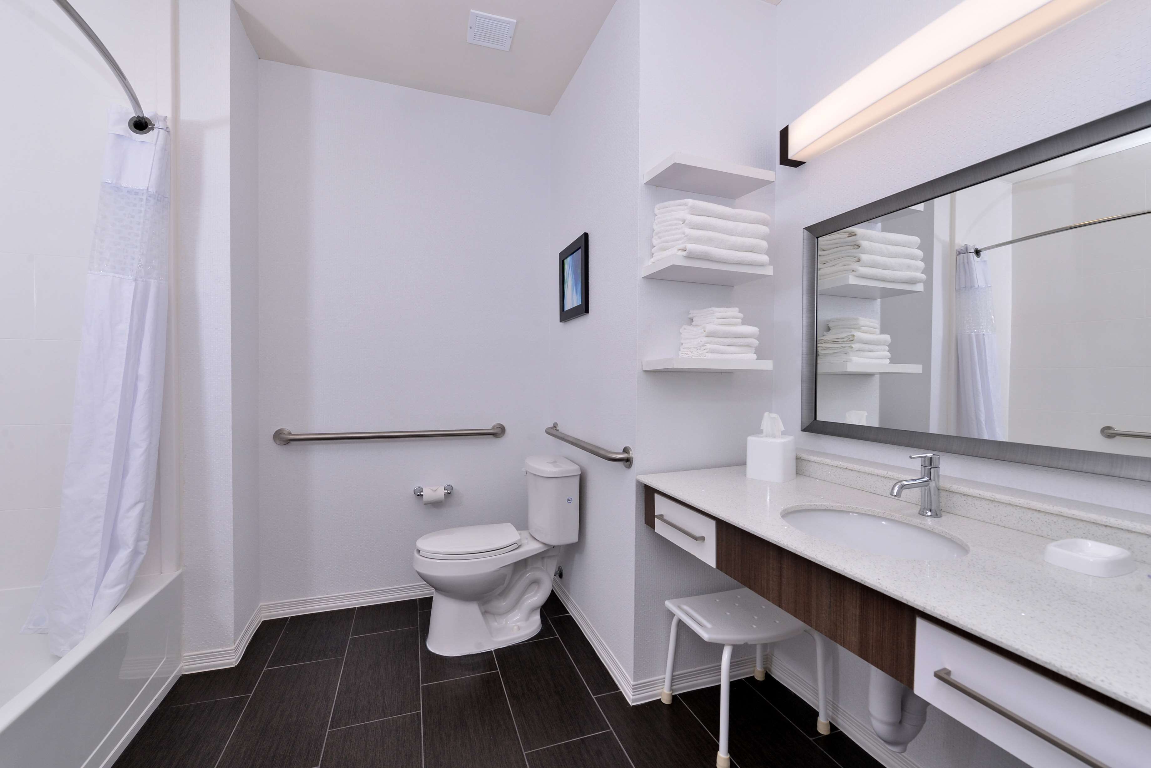 combined shower/bathtub, free toiletries, towels