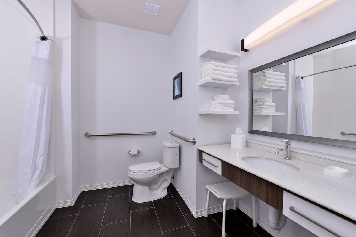 combined shower/bathtub, free toiletries, towels