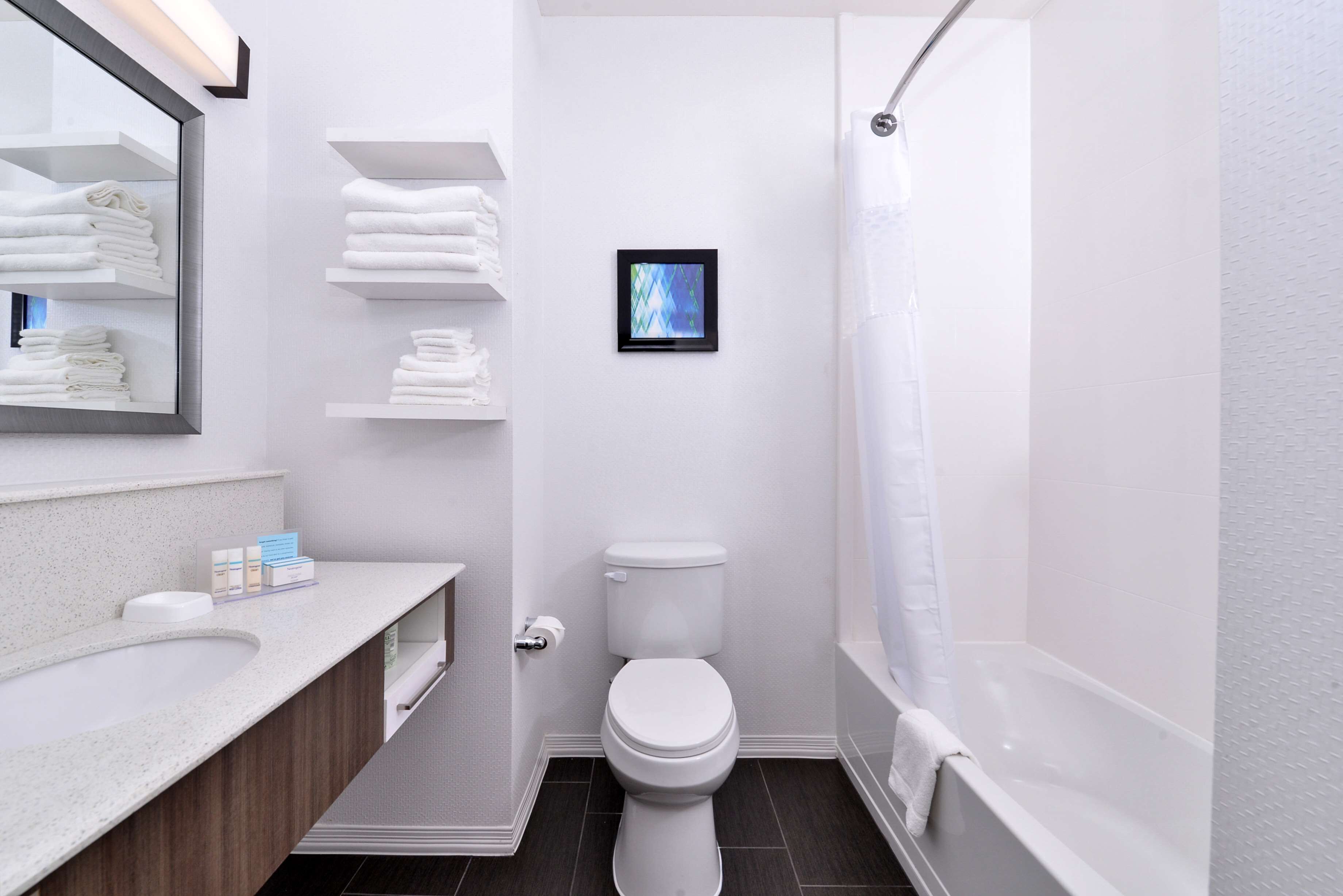 combined shower/bathtub, free toiletries, towels