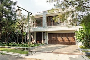 Front of property - Green Forest Plantation View 6BR with Infinity Pool (Cimenyan)