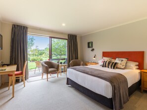 Premium bedding, individually decorated, individually furnished, desk - Accent House Boutique Bed & Breakfast (Mapua)