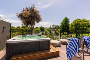 Outdoor spa tub - Accent House Boutique Bed & Breakfast (Mapua)