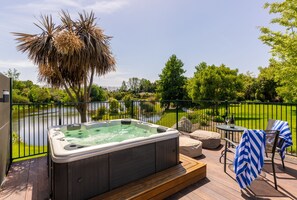 Outdoor spa tub - Accent House Boutique Bed & Breakfast (Mapua)