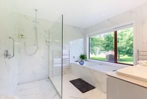 The Quail Suite | Bathroom | Shower, free toiletries, hair dryer, bathrobes - Accent House Boutique Bed & Breakfast (Mapua)