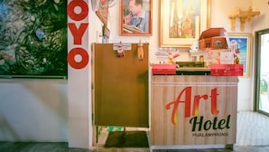 A reception desk with a sign reading "Art Hotel Hualamphong." - OYO 568 Art Hotel Hua Lamphong - Hostel (Bangkok)