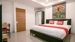 A bedroom with a bed, a wooden chair, a desk, and a wardrobe. - OYO 568 Art Hotel Hua Lamphong - Hostel (Bangkok)