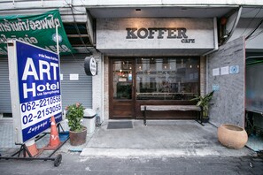 Exterior - OYO 568 Art Hotel Hua Lamphong - Hostel (Bangkok)