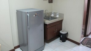 Deluxe Double Room | Private kitchenette - Sabina Suites (Mandaue)
