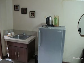 Deluxe Double Room | Private kitchenette | Fridge - Sabina Suites (Mandaue)