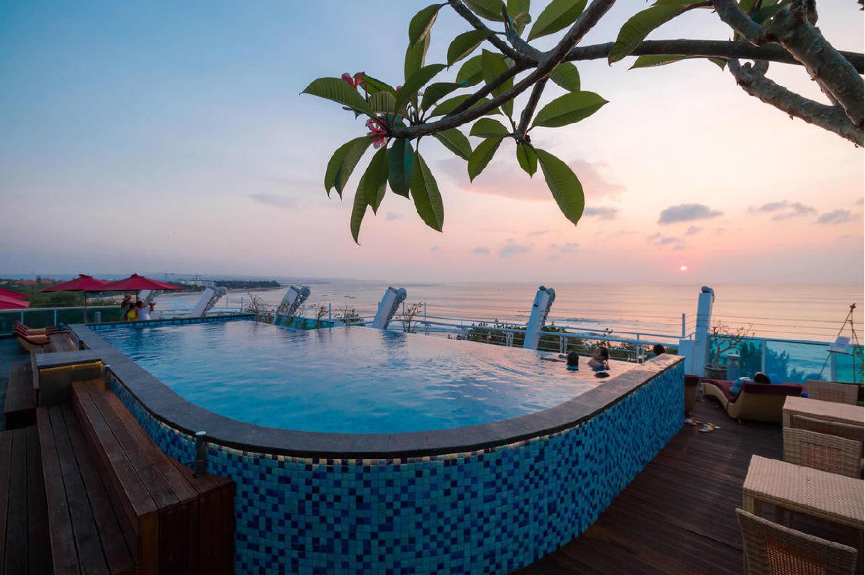 屋外プール、プール パラソル、サンラウンジャー