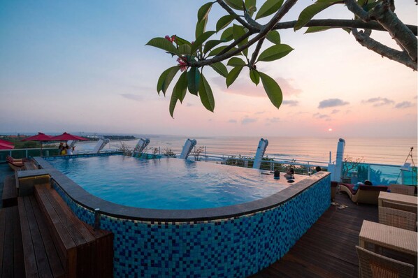 Outdoor pool, pool umbrellas, sun loungers - Kutabex Beach Front Hotel (Kuta)